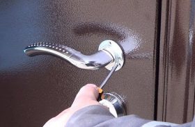 Замена дверной ручки металлической двери в Тольятти